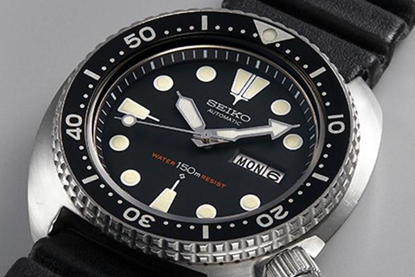 This model, which was produced from 1976, features water resistance to 150 m and a uniquely shaped 12 o’clock index. It is powered by the automatic Calibre 6306A.