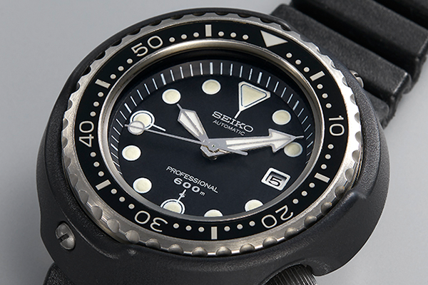 El primer reloj de buceo del mundo apto para inmersiones de saturación de hasta 600 m, también fue el primero en utilizar titanio (1975). Este modelo cuenta con más de 20 patentes solo por su exterior. 