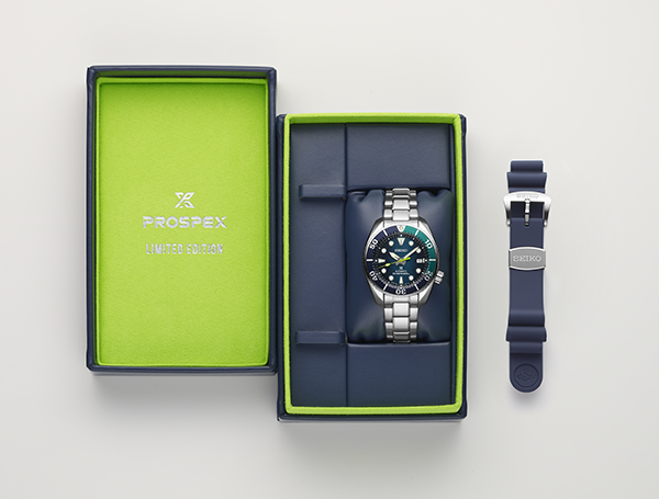 Estojo especial do relógio de mergulho Seiko Prospex SPB431J1, com bracelete adicional em silicone azul.
