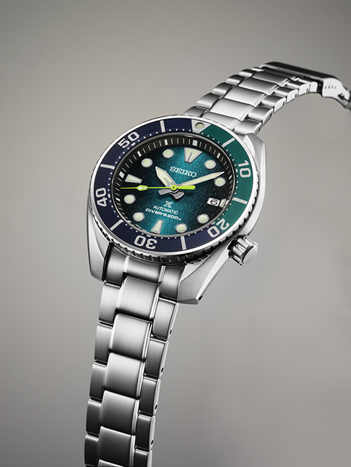 O relógio de mergulho Seiko Prospex SPB431J1 inspira-se em Silfra para criar um mostrador em degradé de azul e verde-turquesa.