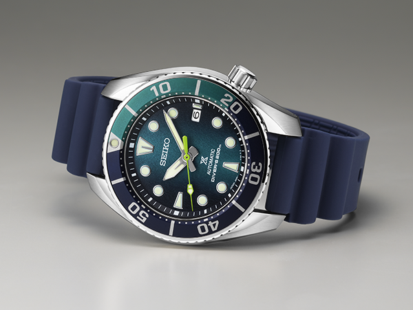 O relógio de mergulho Seiko Prospex SPB431J1 é uma edição limitada que inclui uma bracelete adicional em silicone azul.