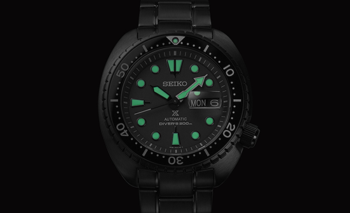 Green Lumibrite Pro revestem os índices, ponteiros de horas e minutos e o bisel do Seiko Prospex Diver's Black Series SRPK43.