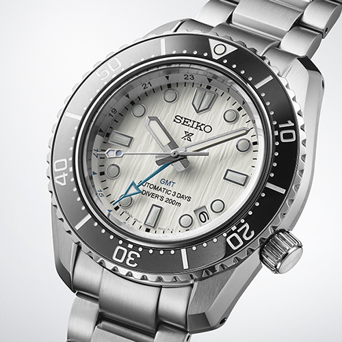 O mostrador do relógio Seiko Prospex Save the Ocean SPB439 tem uma textura inspirada pelos glaciares polares.